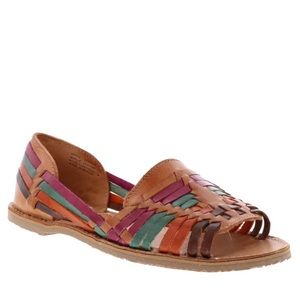 FLASH SALE! Sbicca slip ons🐬